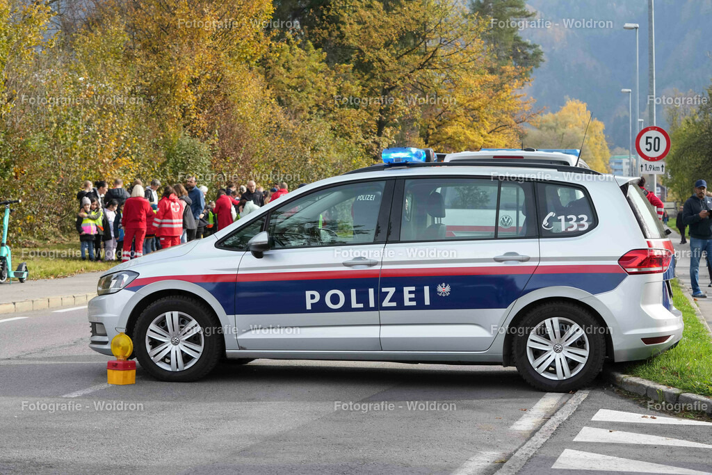 20221111 Amoklauf in Mittelschule Haselstauden | DORNBIRN, OESTERREICH - 11. NOVEMBER: Polizeieinsatz waehrend des Amoklaufs in der Mittelschule Haselstauden in Mittelschule Haselstauden on November 11, 2022 in Dornbirn, Austria.