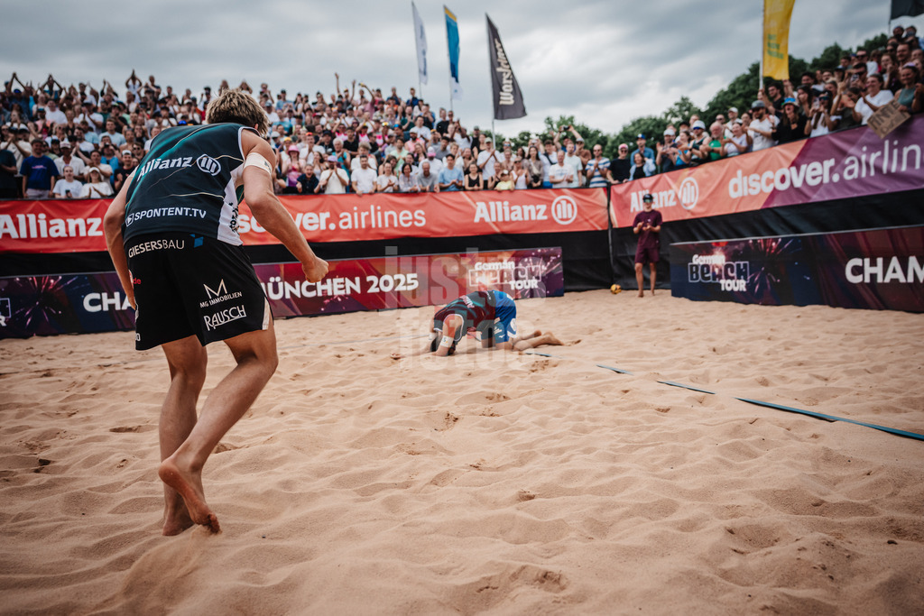 Beachvolleyball | Männer | Allianz German Beach Tour 2025 | Tourstop München | 06.07.2025 | v.l. Luis Kubo und David Poniewaz jubeln nach dem Turniersieg