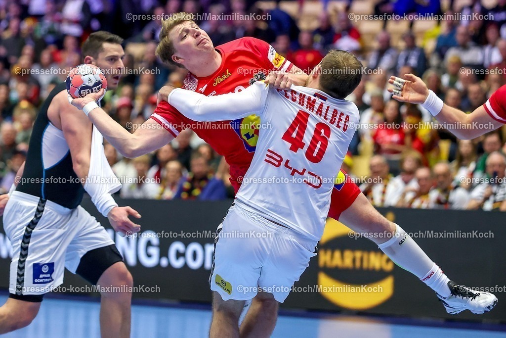 EHF19012601088 | 19.01.2026, Handball, Men's EHF EURO 2026, Österreich - Serbien, Jyske Bank Boxen in Herning, Dänemark, Preliminary Round:  Lukas Hutecek (Austria #72) im Zweikampf gegen   Dragan Pechmalbec (Serbien #46) 