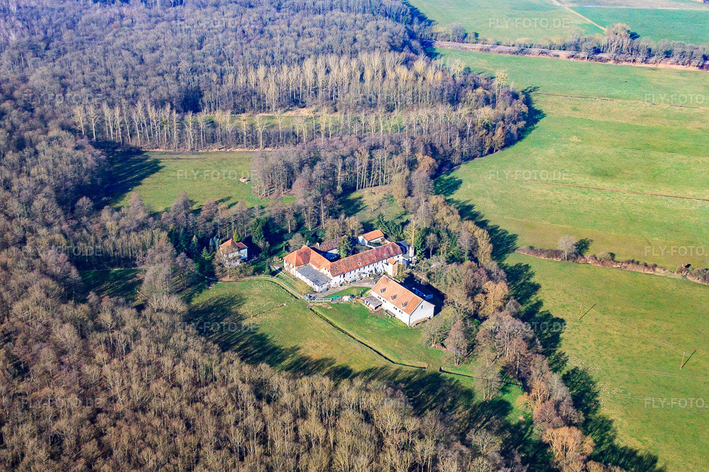 Luftbild: Gehöft im Wald an der Sauer in Surbourg im Bundesland Bas-Rhin in Frankreich. – Foto: IMG_62767.jpg vom 09.03.2014 durch Werner Riehm/FLY-FOTO.de – Auflösung des Originals: 4407 x 2938 px