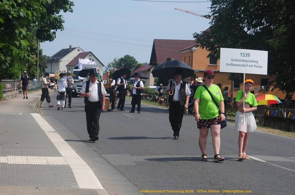 Geißmannsdorf-2026-Festumzug-086 | Festumzug in Geißmannsdorf bei Bischofswerda im Juni 2026. Fotografische Eindrücke und Momentaufnahmen vom Festumzug anläßlich des 800-jährigen Bestehens von Geißmannsdorf - mit Teilnehmern und Gästen, Strohpuppen und geschmückten Vorgärten und Grundstücken - Realisiert mit Pictrs.com
