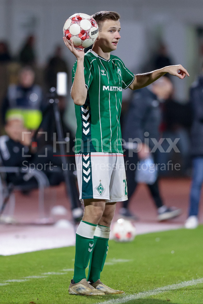 Fussball, Regionalliga Nord, SV Werder Bremen II - VfB Lübeck | Ole Schulz (SV Werder Bremen II, 27) beim Einwurf, Aktion, Action, Spielszene