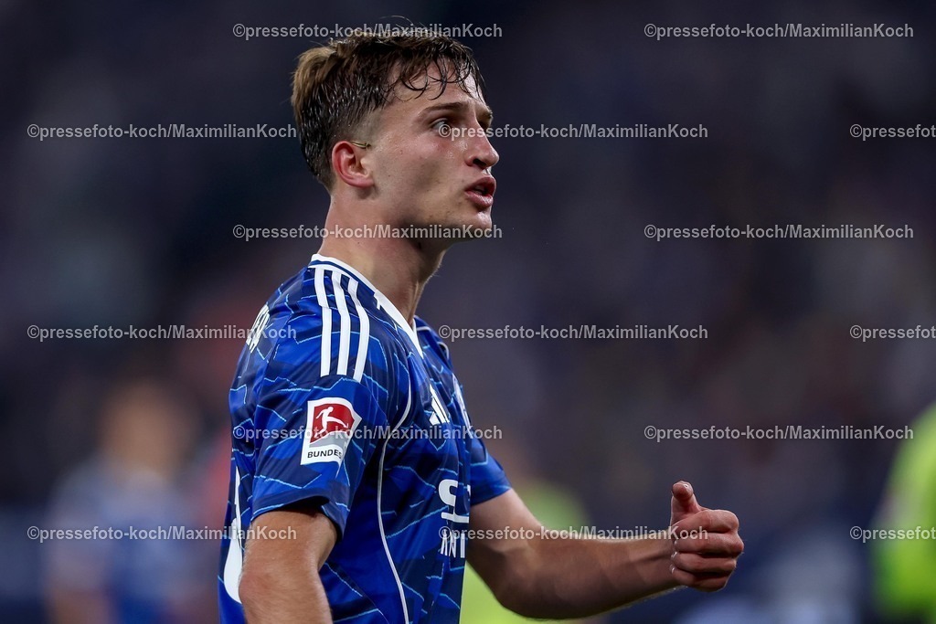 S0401082501084 | 01.08.2025, Fußball, FC Schalke 04 - Hertha BSC, 1.Spieltag, 2. Fußball Bundesliga, Veltins-Arena Gelsenkirchen, Saison 2025 2026: VITALIE BECKER (SCHALKE04 #33) gestikulierend DFB regulations prohibit any use of photographs as image sequences and or quasi-video.