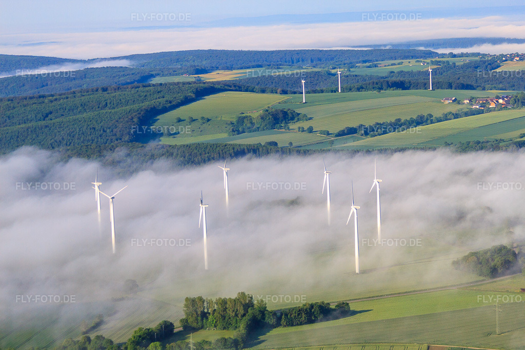 Luftbild: Rotoren des Windpark Fürstenau ragen aus tiefen Wolken heraus im Ortsteil Fürstenau in Höxter im Bundesland Nordrhein-Westfalen in Deutschland. Foto: IMG_65147.jpg vom 24.05.2014 durch Werner Riehm/FLY-FOTO.deErneuerbare Energien | BMZ