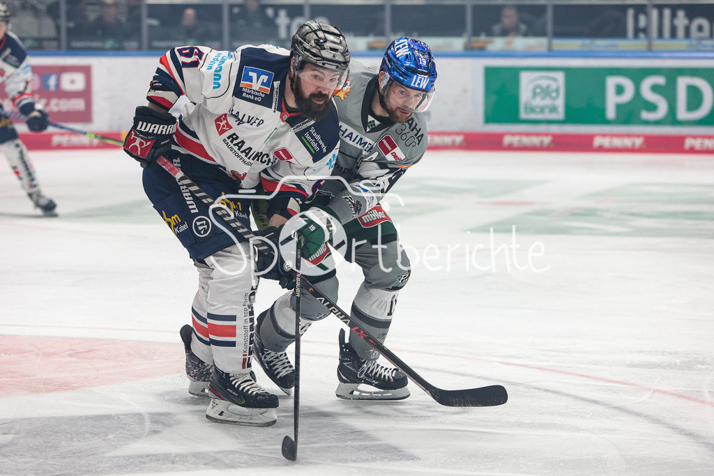 Augsburger Panther - Iserlohn Roosters | Kaspars DAUGAVINS (IEC #61) im Duell mit Andrew LeBLANC (AEV #19)