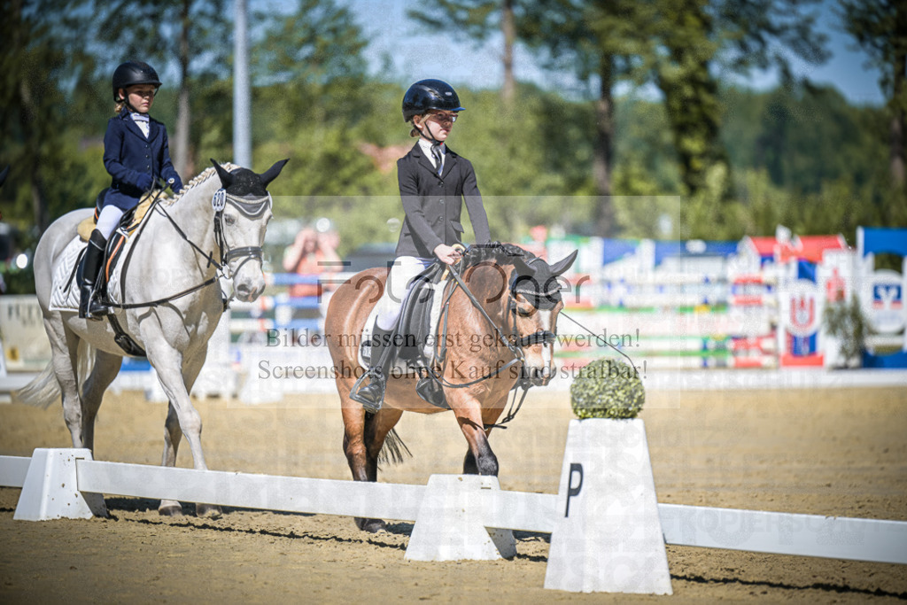 DOS_8132 | Entdecke hochwertige Reitturnierfotos von Foto Oger. Professionell, emotional und authentisch – jetzt Lieblingsmomente im Shop bestellen.Deutschlandweite Turnierfotografie. - Realisiert mit Pictrs.com