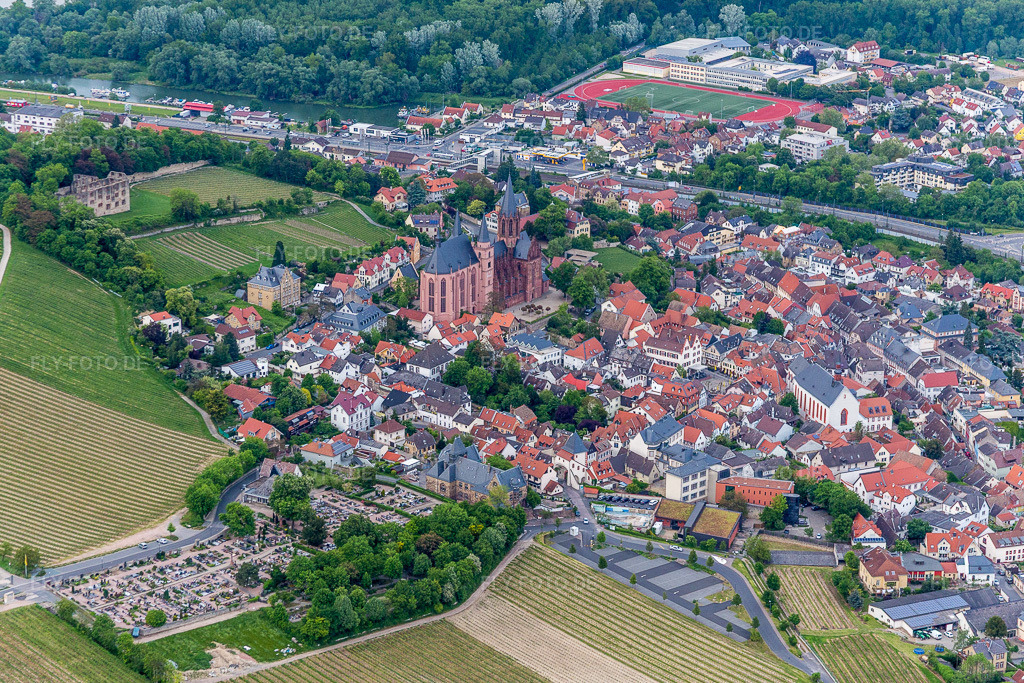 Luftbild: Ortschaft mit Katharinenkirche und Burg Landskron in Oppenheim im Bundesland Rheinland-Pfalz in Deutschland. Foto: IMG_088492.jpg vom 17.05.2016 durch Werner Riehm/FLY-FOTO.de