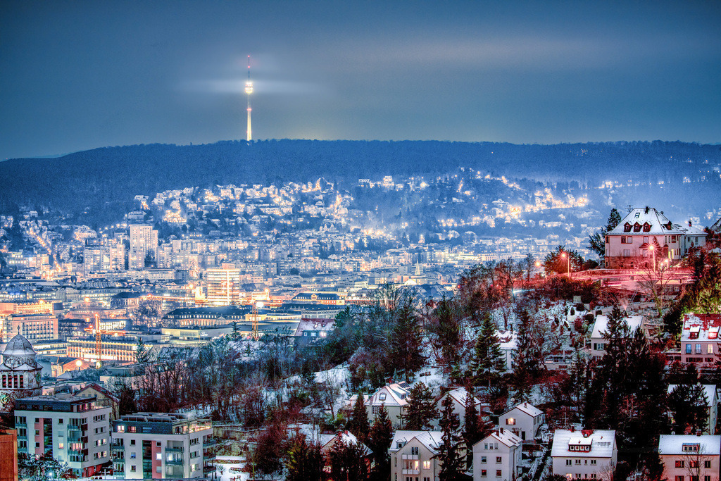 Winterliche Hanglage und schneebedeckte Häuser in Stuttgart,Fernsehturm | Das Bild zeigt einen winterlichen Blick auf Stuttgart bei Nacht, wobei der markante Stuttgarter Fernsehturm auf dem Hügel im Hintergrund beleuchtet ist. Details zum BildMotiv: Die Aufnahme zeigt eine winterliche Hanglage mit schneebedeckten Häusern in der baden-württembergischen Landeshauptstadt.Hintergrund: Im oberen Teil des Bildes ist der Fernsehturm zu sehen, der aus dem beleuchteten Stadtpanorama herausragt. - Realisiert mit Pictrs.com