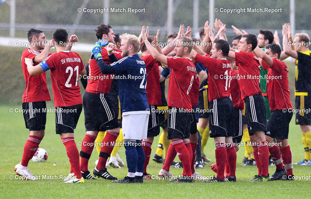 Fussball Eichenbergpokal Turnier in Dettingen 2018  | Fussball Eichenbergpokal Turnier in Dettingen 2018    22.07.2018FinaleTSV Dettingen - SV HirrlingenSV H Team beim Abklatschen vor dem Spiel; Spielertrainer Bjoern Straub (Mitte)FOTO: Pressefoto ULMER/Markus UlmerxxNOxMODELxRELEASExx