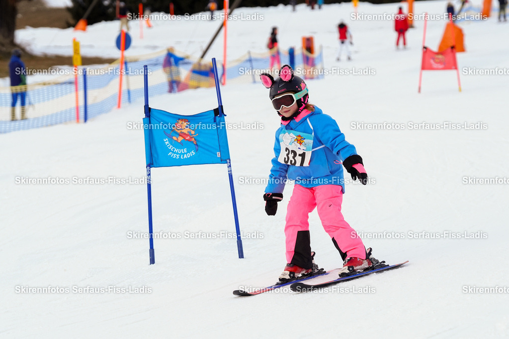 SRF_02.01.2026_0494 | Skirennfotos,Serfaus,Fiss,Ladis,Kinderskirennen,Winter,Tirol,Oberland,skirace,SFL,feelfree,weil wir's genießen,ski,Ski,skifahren,Sonnenplateau, - Realisiert mit Pictrs.com