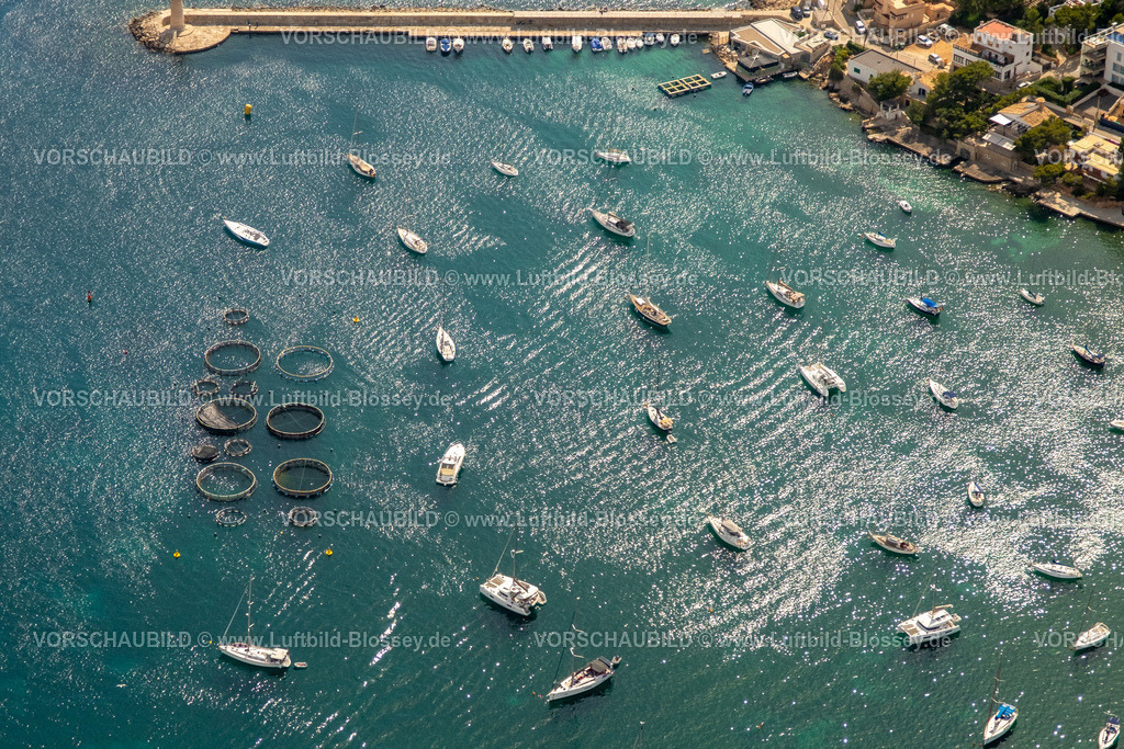 Mallorca230600466N | Luftbild, Segelboote und Katamarane im tiefblauen Meer, Fischfarm Aquakulturen im Hafen Port d'Andratx, Andratx, Balearen, Mallorca, Balearische Inseln, Spanien