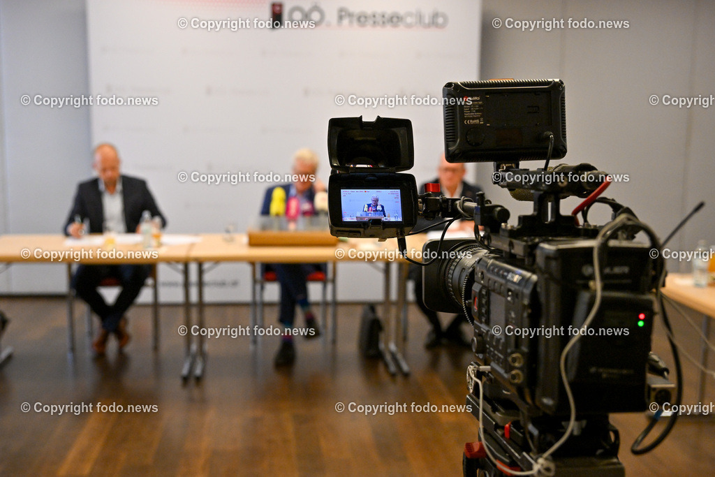 Pressekonferenz WKO_ Energiewende_ 10.07.2023-9 | 10.07.2023, Presseclub Linz, AUT, Pressekonferenz WKO Oberoesterreich, Energiewende - Die Zeit draengt - jetzt alle Weichen richtig stellen, im Bild Robert Tichler (Geschaeftsfuehrer des Energieinstituts an der JKU), Clemens Malina-Altzinger (Vizepraesident der Wirtschaftskammer Ooe), Gerald Silberhumer (Direktor der Wirtschaftskammer Ooe), Medienvertreter