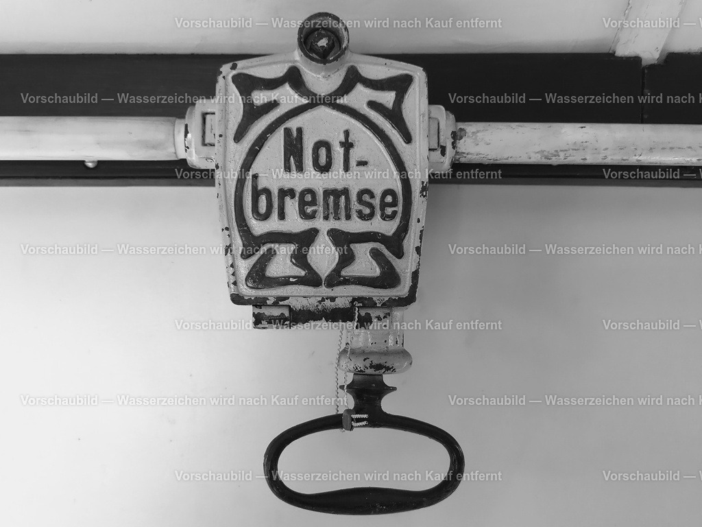 Notbremse | online Fotogalerie mit schwarz-weiß Fotografien und Shop für zeitlose  Poster und Leinwände in stilvollem schwarz weiß  - Realisiert mit Pictrs.com