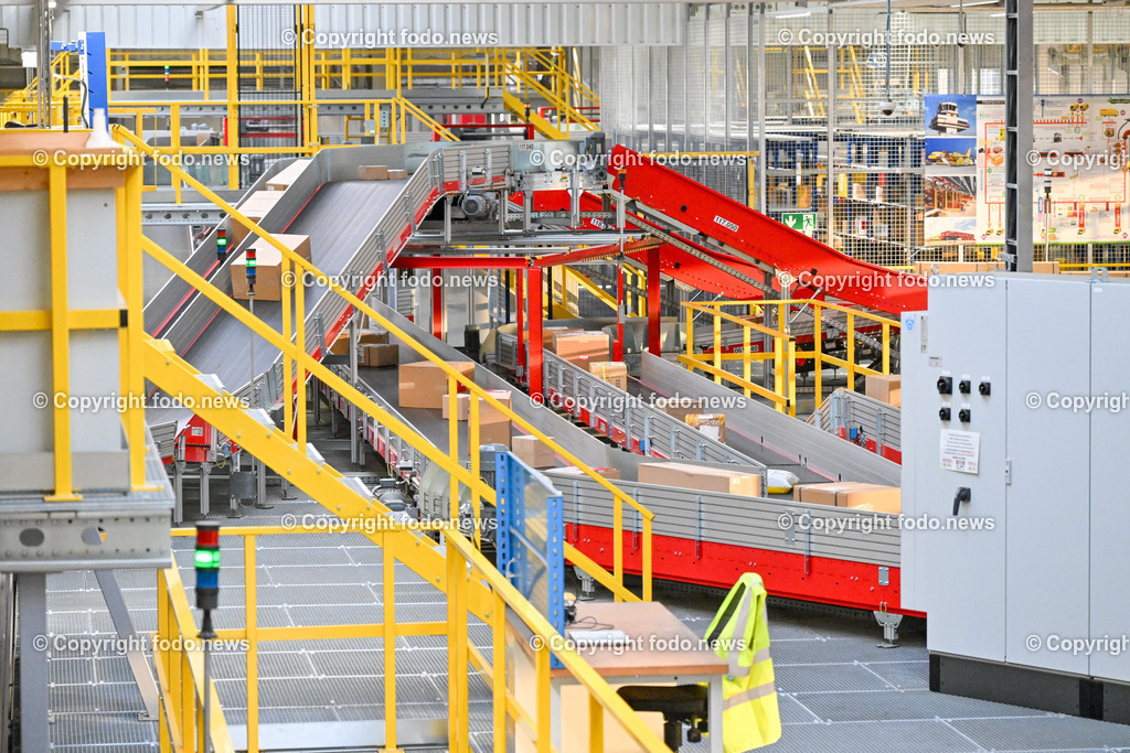 DHL Hoersching_ Warehouse_ Pakete_ Flugzeugbeladung_ 26.06.2023-26 | 26.06.2023, Linz Hoersching, AUT, DHL Hoersching, Warehouse, Flugzeugbeladung Pakete, im Bild Warehouse,  Paketsortierung