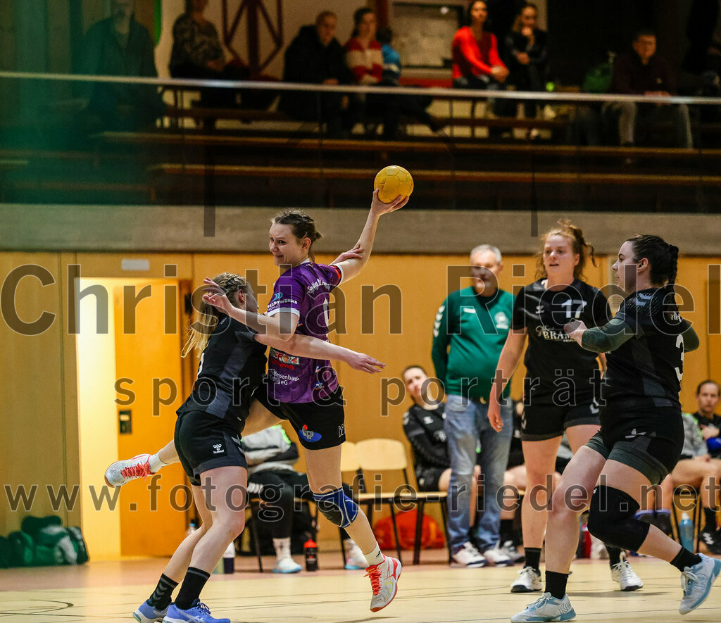 2024-02-10_040_SpVgg_Altenerding_gegen_SVA_Palzing | Erding, Deutschland, 10.02.2024:
Handball, Bezirksoberliga Frauen Altbayern 2023 / 2024, 14. Spieltag, SpVgg Altenerding gegen SVA Palzing, Endergebnis: 27:28

Julia Kranich (SpVgg Altenerding, #9), Christina Schredl (SVA Palzing, #17), Daniela Huber (SVA Palzing, #31)

Foto: Christian Riedel / fotografie-riedel.net