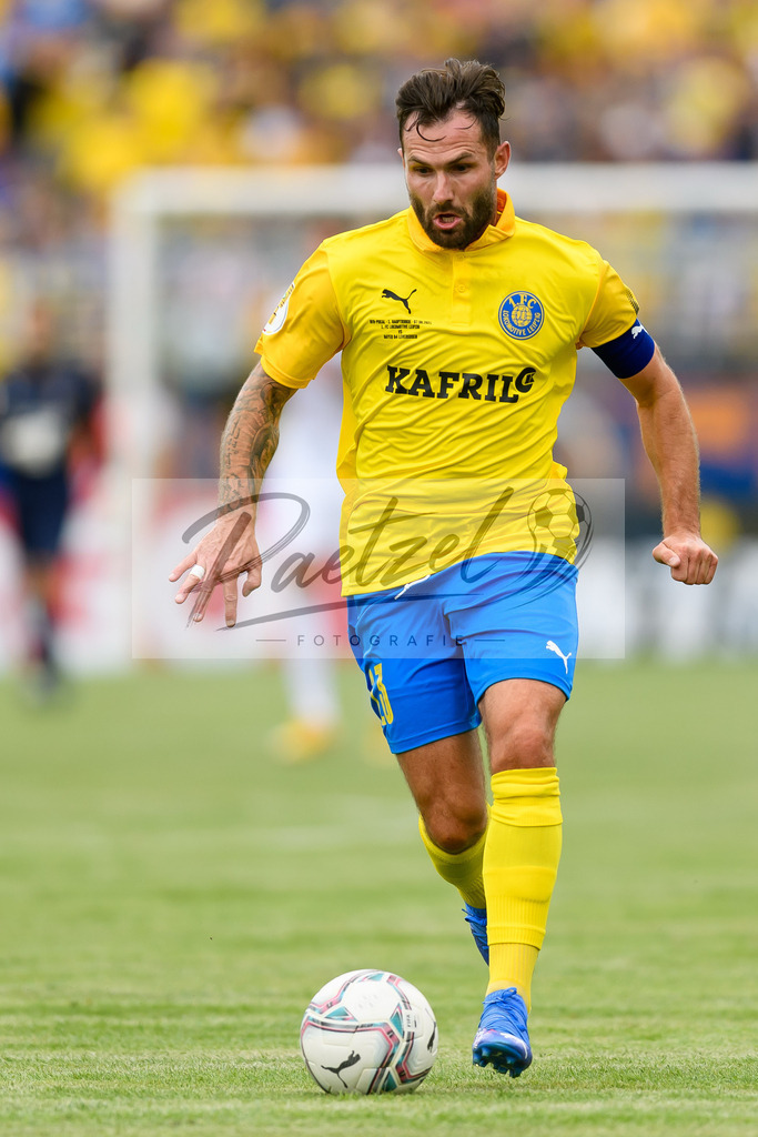 LLELEV20210807_079 | Fussball, Herren: Sascha Pfeffer (1. FC Lokomotive Leipzig) in Aktion, am Ball, Einzelaktion beim Spiel der 1. Runde im DFB-Pokal zwischen 1. FC Lokomotive Leipzig und Bayer 04 Leverkusen im Bruno-Plache-Stadion am 07.08.2021 in Leipzig, Deutschland.DFB / DFL REGULATIONS PROHIBIT ANY USE OF PHOTOGRAPHS AS IMAGE SEQUENCES AND/OR QUASI-VIDEO. - Realisiert mit Pictrs.com
