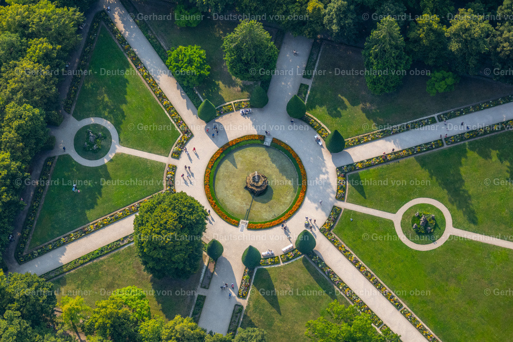 4047594 | WüRZBURG 21.08.2021 Parkanlage an der Orangerie des Hofgarten Würzburg in Würzburg im Bundesland Bayern, Deutschland. Weiterführende Informationen bei: Bayerische Verwaltung der staatlichen Schlösser, Gärten und Seen. // Park at the Orangery of the Hofgarten Wuerzburg in Wuerzburg in Bavaria, Germany. Further information at: Bayerische Verwaltung der staatlichen Schloesser, Gaerten und Seen. Foto: Gerhard Launer