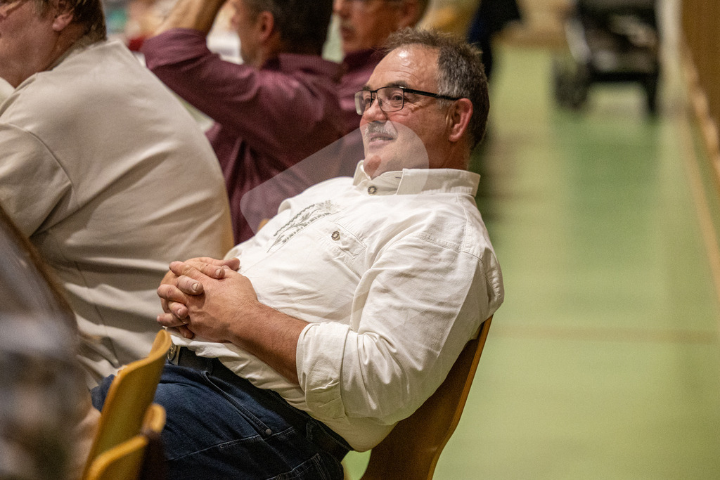 SKE100J_4847 | Die Schwinger des Schwyzer Kantonalen Schwingerverbandes: Fotos, die Dynamik und Leidenschaft festhalten, sowie emotionale Momente aus dem traditionellen Schwingsport zeigen. - Realisiert mit Pictrs.com