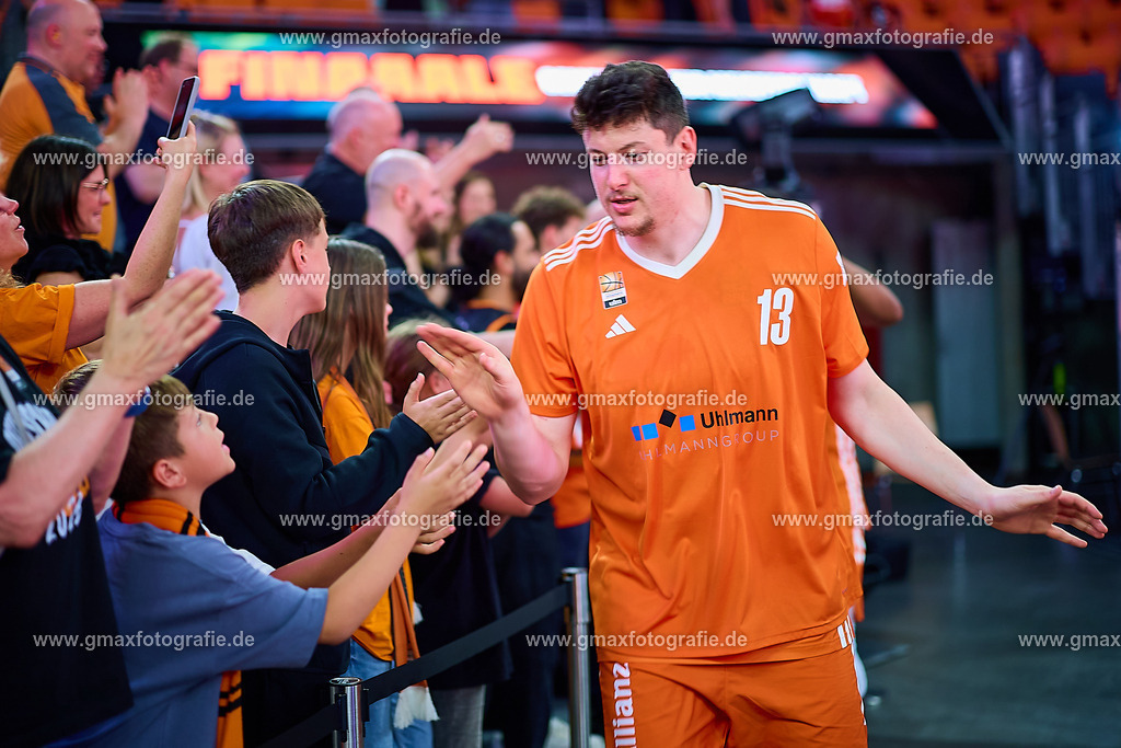 GER, ratiopharm ulm gegen FIT/ONE Würzburg Baskets, Basketball, 5. PlayOff, Halbfinale, EasyCredit Bundesliga, Spielzeit 2024/2025, 12.06.2025 | Nicolas Bretzel (ratiopharm ulm, #13) klatscht Fans auf der Ehrenrunde abGER, ratiopharm ulm gegen FIT/ONE Würzburg Baskets, Basketball, 5. PlayOff, Halbfinale, EasyCredit Bundesliga, Spielzeit 2024/2025, 12.06.2025Foto: Eibner-Pressefoto/Gerald Oelze-de Stoppany