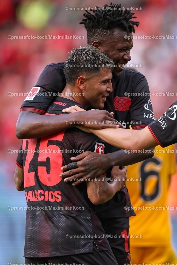 B0405082501111 | 05.08.2025, Fußball, Bayer 04 Leverkusen - Pisa Sporting Club, Testspiel, Saisoneröffnung in der BayArena, Saison 2025 2026: Torjubel nach dem Tor zum 3:0  durch Torschütze Exequiel Palacios (Bayer04 #25)  zusammen mit Edmond Tapsoba (Bayer04 #12)   DFB regulations prohibit any use of photographs as image sequences and or quasi-video.