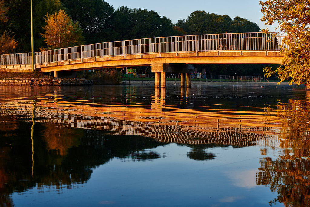 Birnersteig im Morgenlicht | Wien, Austria - October 20, 2021: Birnersteig im herbstlichen Morgenlicht. - Realisiert mit Pictrs.com