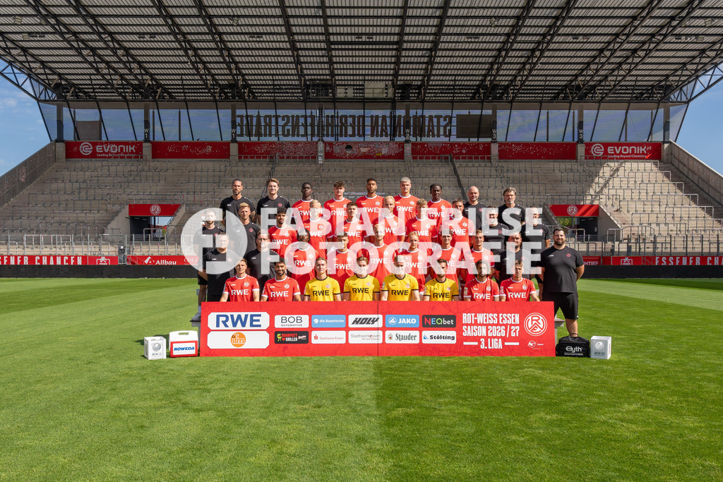 Rot-Weiss Essen; 3. Liga, Portraettermin 2026/2027, MannschaftsfotoHintere Reihe (v.l.n.r.): Manuel Lenz, Tobias Schmidt, James Gnagnon, Jaka Cuber Potocnik, Ruben Reisig, Marek Janssen, Franci Bouebari, Matthias Gesenhues, Carsten Wolters.3. Reihe ( | Rot-Weiss Essen; 3. Liga, Portraettermin 2026/2027, MannschaftsfotoHintere Reihe (v.l.n.r.): Manuel Lenz, Tobias Schmidt, James Gnagnon, Jaka Cuber Potocnik, Ruben Reisig, Marek Janssen, Franci Bouebari, Matthias Gesenhues, Carsten Wolters.3. Reihe (v.l.n.r.): Aaron Beißwenger, Dominik Ernst, Aiman Dardari, Janne Sietan, Semir Telalovic, Ben Hüning, Gianluca Swajkowski, Luca Bazzoli, Niklas Trottenberg, Joerg Mikoleit.2. Reihe (v.l.n.r.): Uwe Koschinat, Paul Freier, Dickson Abiama, Jannik Hofmann, Lucas Brumme, Tony Menzel, Max Geschwill, Marvin Obuz, Dominik Goetz, Alexander Dolls.Vordere Reihe (v.l.n.r.): Michael Kostka, Ekin Celebi, Romero Gerres, Felix Wienand, Jakob Golz, Malte Bruening, Jose Enrique Rios Alonso, Noah Pesch.Foto: Eibner-Pressefoto/Fabian Friese - Realisiert mit Pictrs.com