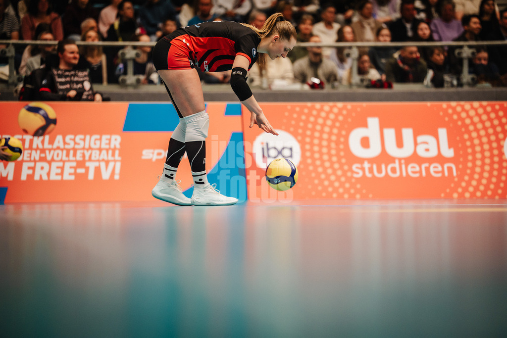 Volleyball | Frauen | Saison 2025/2026 | Volleyball Bundesliga | ETV Hamburger Volksbank Volleys vs. VC Wiesbaden | 14.03.2026 | Fiona Dittmann (#14, ETV Hamburger Volksbank Volleys) beim Aufschlag