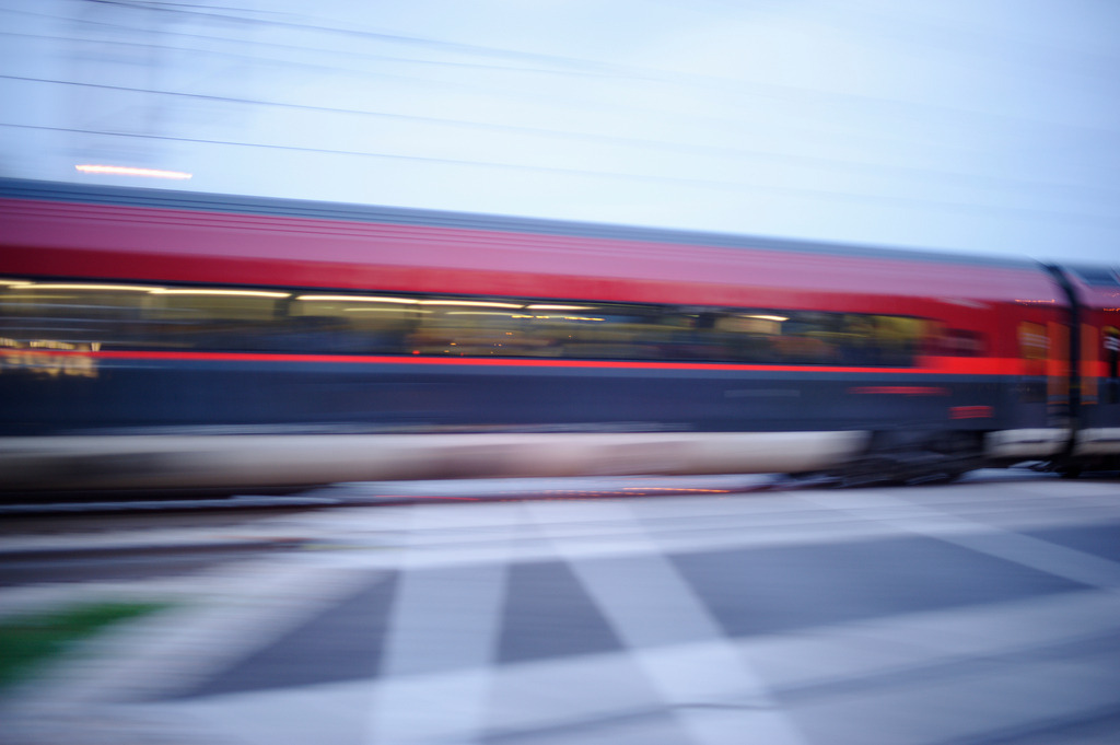 geschlossener Bahnübergang | Austria - September 30, 2012: geschlossener Bahnübergang mit vorbeifahrendem Zug. - Realisiert mit Pictrs.com