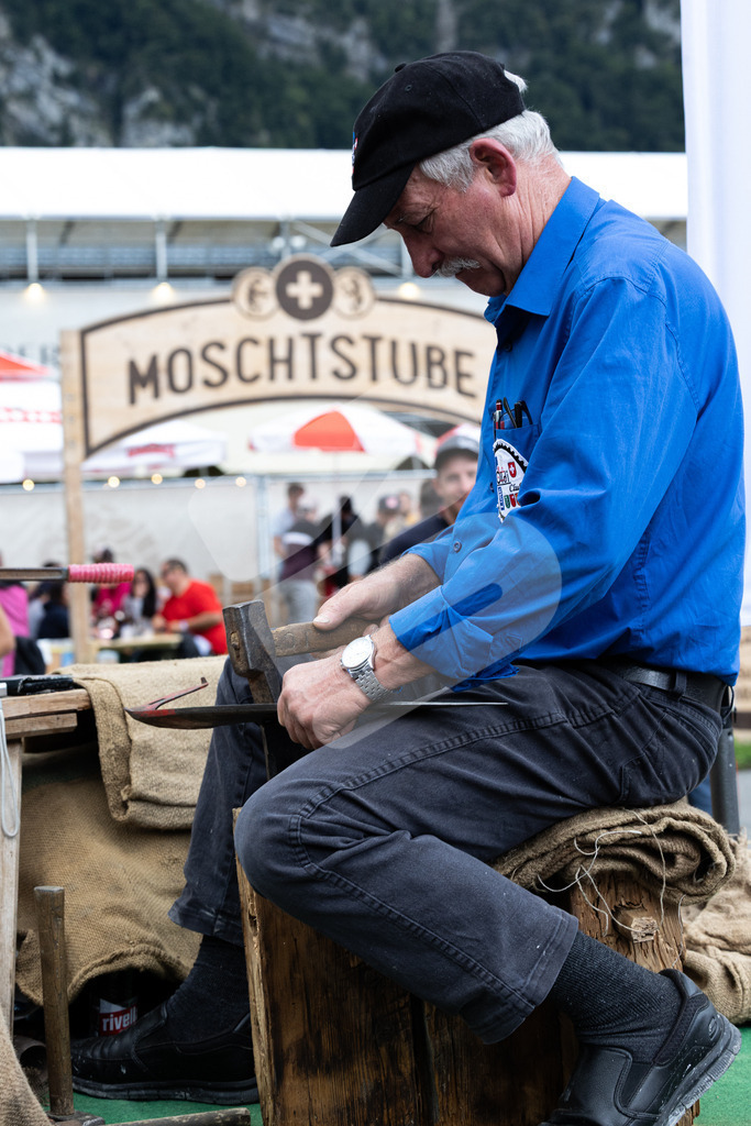 ESAF2025_Freitag_4131 | Die Schwinger des Schwyzer Kantonalen Schwingerverbandes: Fotos, die Dynamik und Leidenschaft festhalten, sowie emotionale Momente aus dem traditionellen Schwingsport zeigen. - Realisiert mit Pictrs.com