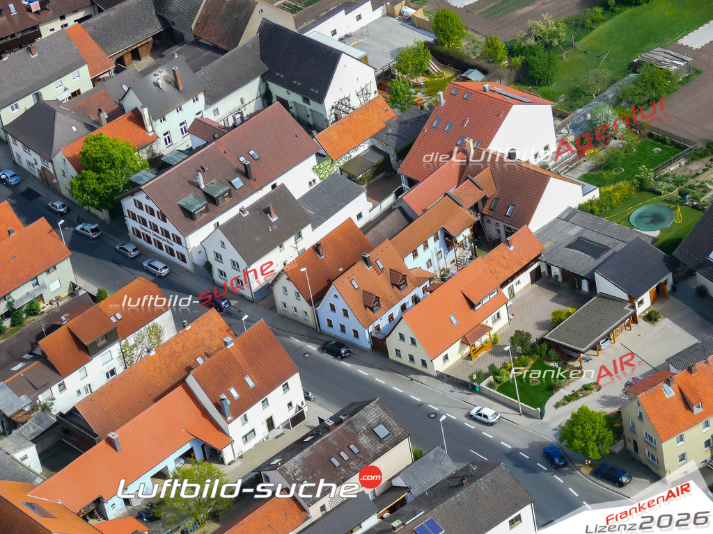 Die Luftaufnahme der Stadt Hallstadt wurde vom UL-Flugzeug heraus erstellt ( keine Drohne )- hohe Auflösung für beste Qualität