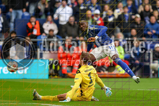 05.04.2026, GER, Fussball, Herren, 2. BL, Saison 2025/2026, FC Schalke 04 - Karlsruher SC | Hans Christian Bernat (KSC) und Bryan Lasme (S04) im Kampf um den Ball 
