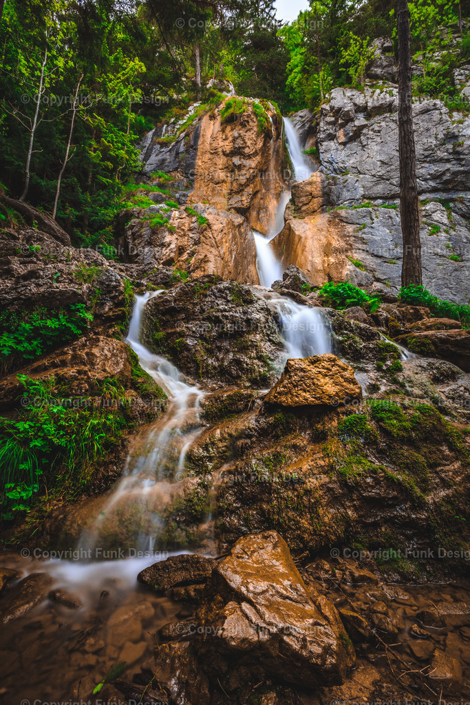 Sebastian-Wasserfall – Puchberg am Schneeberg, Niederösterreich, Österreich | Der Sebastian-Wasserfall bei Puchberg am Schneeberg stürzt in mehreren Stufen über Felsen in die Tiefe und wirkt durch die Langzeitbelichtung besonders weich und ruhig. Ein kraftvolles Naturmotiv aus den Wiener Alpen in Niederösterreich.