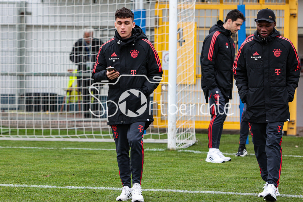 SV Vikoria Aschaffenburg - FC Bayern Amateure | Die Spieler der Amateure sind in Aschaffenburg eingetroffen und begutachten den Platz nochmal vor der Partie / Younes AITAMER (FCB #17) / Desiere SEGBE AZANKPO (FCB #34)