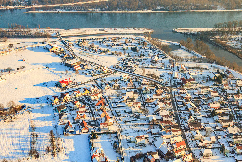 Luftbild: Mündung der Sauerr in den Rhein im Winter bei Schnee in Munchhausen im Bundesland Bas-Rhin in Frankreich.Foto: IMG_36611.jpg vom 05.01.2011 durch Werner Riehm/FLY-FOTO.deAuflösung des Originals: 4594 x 3063 px