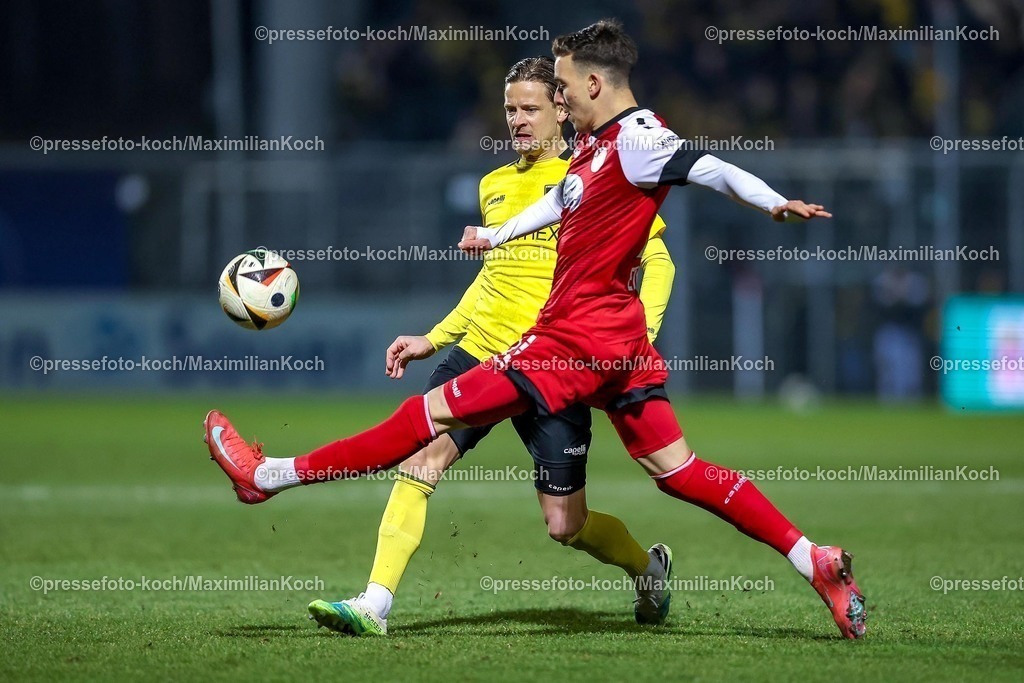 FCVK14022501005 | 14.02.2025, Fußball, FC Viktoria Köln – Alemannia Aachen, 3.Liga, Sportpark Höhenberg, Saison 2024 2025: Bentley Baxter Bahn (Alemannia Aachen #9) im Zweikampf gegen Said El Mala (Viktoria Köln #22)DFB regulations prohibit any use of photographs as image sequences and or quasi-video.