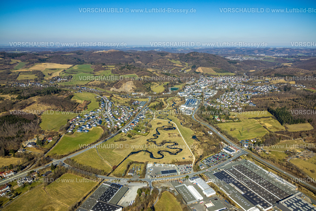 Sundern250304475 | Luftbild, Wohngebiet Ortsansicht und Fluss Sorpe Flussmäander im Sorpetal Hachen, Formen und Farben, Hachen, Sundern, Sauerland, Nordrhein-Westfalen, Deutschland