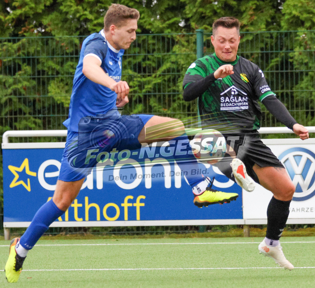 SC Enger - TuS Hücker-Aschen | Auf dem Bild zu sehen: schwarz SC Enger: Pascal Lebek ; blau TuS Hücker-Aschen: Cedric Domian SimonSC Enger, TuS Hücker-Aschen, Saison 26/27, Kreisliga A, Enger, Deutschland - Realisiert mit Pictrs.com