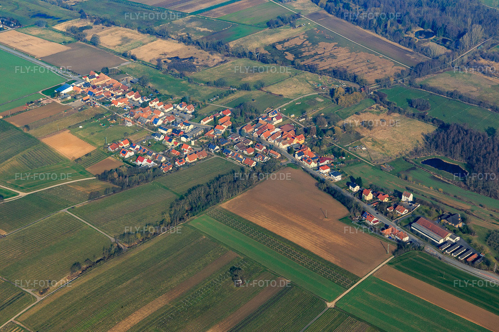 Luftbild: Dorfübersicht aus Osten in Hergersweiler im Bundesland Rheinland-Pfalz in Deutschland. Foto: IMG_105382.jpg vom 25.03.2018 durch Werner Riehm/FLY-FOTO.de