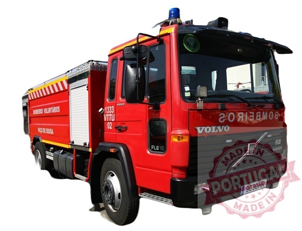 Red Volvo fire truck parking with emergency lights on | Shiny red Volvo fire truck with emergency lights on, parked and ready for action - Realisiert mit Pictrs.com