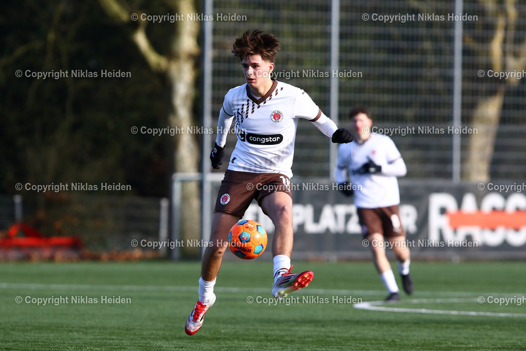 NH_FCStPauliU23_EintrachtBraunschweigU23_Testspiel_02022025 | #18 Tom Leon Politz (FC St. Pauli U23)Fußball I Herren I Testspiel I Saison 2024-2025 I FC St. Pauli U23 - Eintracht Braunschweig U23 I 02.02.2025 I Sportplatz Brummerskamp