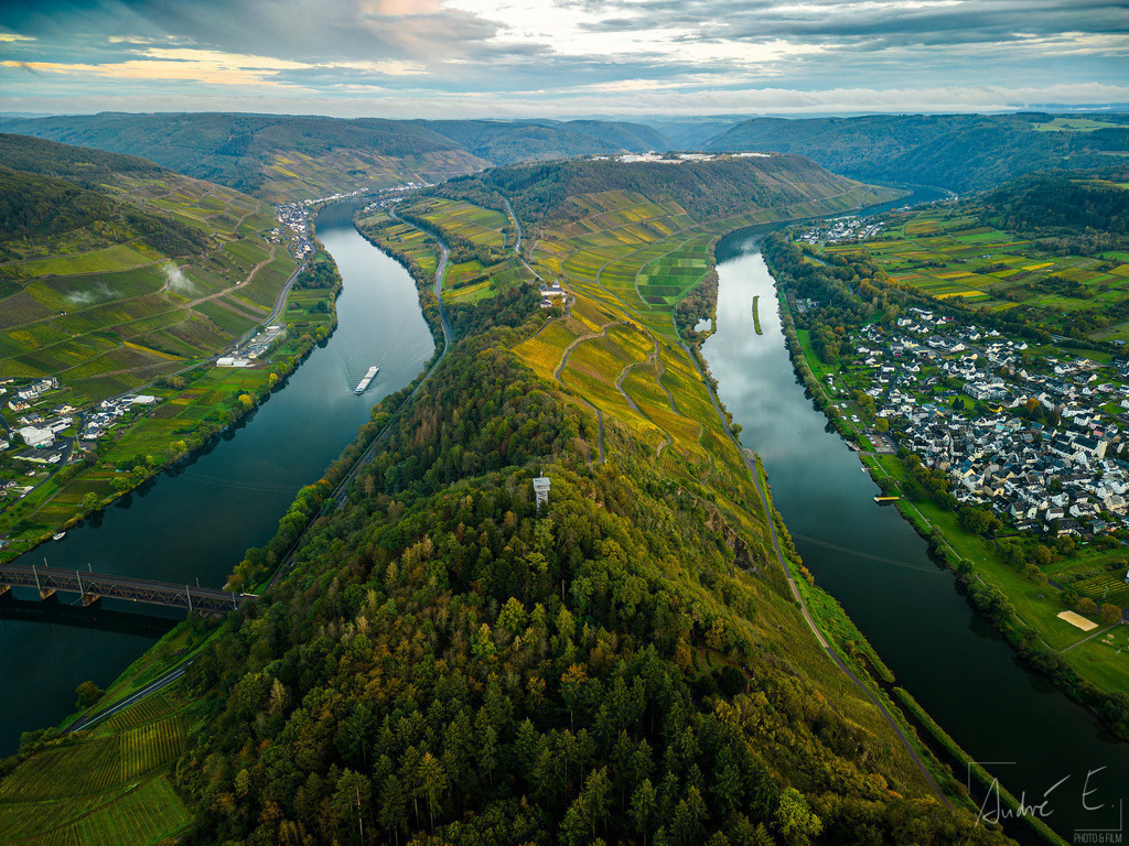 Prinzenkopf mit Pünderich, Bullay und Zell | In Richtung Zell, mit Pünderich rechts und Bullayer Doppelstockbrücke links im Bild