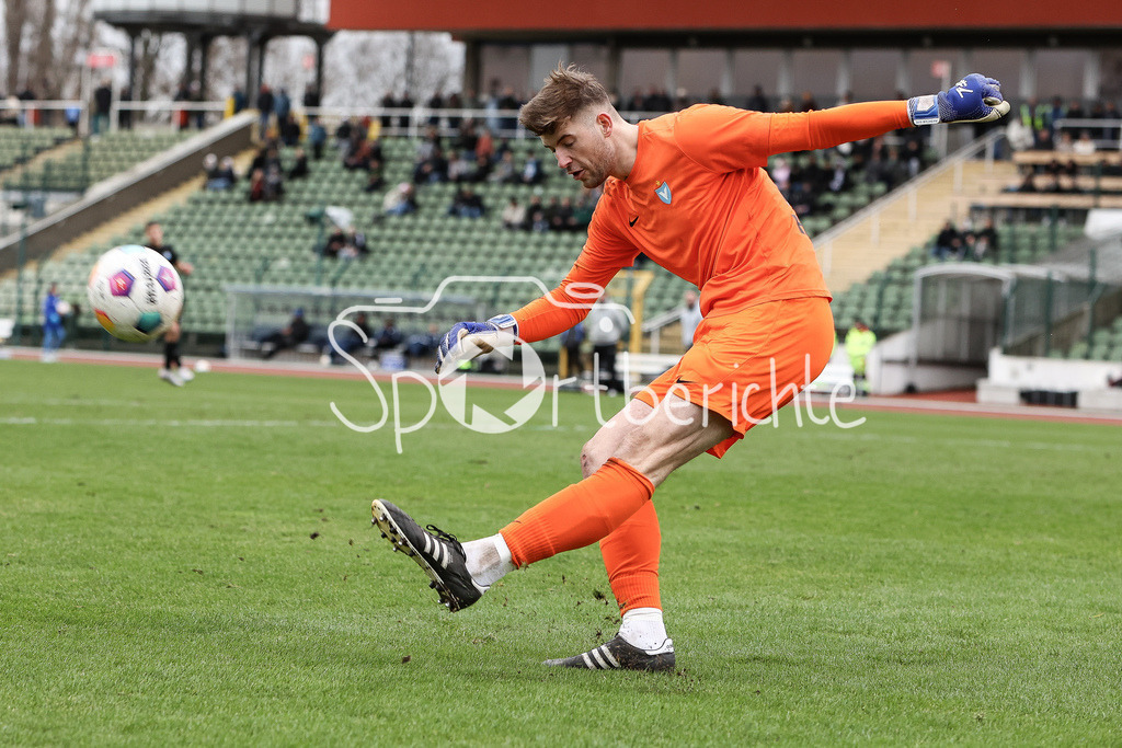 VSG Altglienicke - Viktoria Berlin | Viktoria Keeper Florian Hermann HORENBURG (VIK #22) am Ball / Freisteller / Einzelfoto