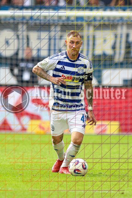 MSV Duisburg vs VfB Stuttgart II - 3. Liga | Duisburg, Deutschland, 02.08.25:   Alexander Hahn (MSV Duisburg) in Aktion am Ball, Einzelaktion waehrend des Spiels der 3. Liga MSV Duisburg vs VfB Stuttgart II in der schauinsland-reisen-arena(Foto von Brauer-Fotoagentur / Adrian Schlueter)