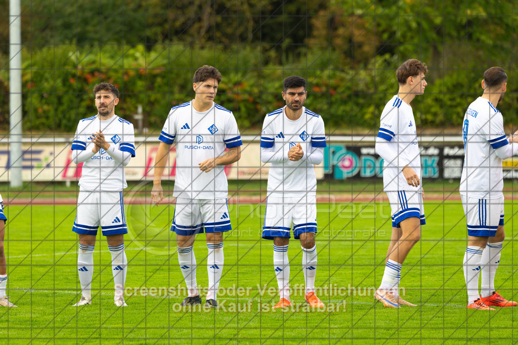 20261010_152804_0553_(c)_by_PhotoPeet | #,1.FC Eislingen (weiß) vs. TSV Bernhausen (lila), Fussball, Landesliga 2 - wfv, 11. Spieltag, Saison 2026/2027, Rasenplatz, Eichbachstation, Haldenstraße, 73054 Eislingen, 10.10.2026 - 15:30 Uhr,Foto: PhotoPeet / Sport- &amp; Eventfotografie / Peter Harich