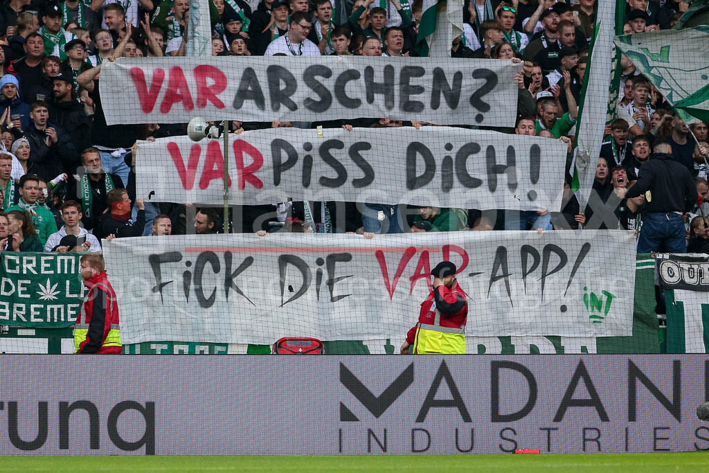 Fussball, Bundesliga, SV Werder Bremen - 1. FC Union Berlin | v.li.: Die Fans des SV Werder Bremen zeigen ein Transparent, Banner, Spruchband mit der Aufschrift: VARarschen, VARpiss Dich, Fick die VAR App, DIE DFL-RICHTLINIEN UNTERSAGEN JEGLICHE NUTZUNG VON FOTOS ALS SEQUENZBILDER UND/ODER VIDEOÄHNLICHE FOTOSTRECKEN. DFL REGULATIONS PROHIBIT ANY USE OF PHOTOGRAPHS AS IMAGE SEQUENCES AND/OR QUASI-VIDEO.