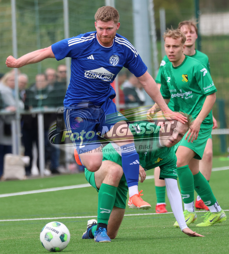 SC Enger - SV Enger-Westerenger | Auf dem Bild zu sehen: grün SC Enger: Luis Büscher ; blau SV Enger-Westerenger: Kieren ForwardSC Enger, SV Enger-Westerenger, Saison 25/26, Kreisliga A, Enger, Deutschland - Realisiert mit Pictrs.com