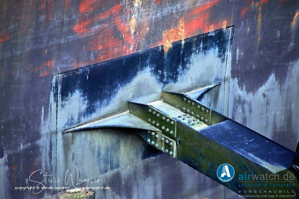 Das Eidersperrwerk - Teil des Generalplans Küstenschutz | Trotz seiner Robustheit ist das Bauwerk kein Bauwerk für die Ewigkeit.  Das Salzwasser setzt ihm unerwartet heftig zu: Sturmfluten drücken auf die Sieltore, führen zu Rissen im Beton und lassen Stahlteile korrodieren.  Jährlich muss das Land Millionen aufwenden, um die Abnutzungsschäden zu beheben. In der Sturmflutsaison sind zudem alle Tore für den Schutz gebunden, was die Wartung erschwert.