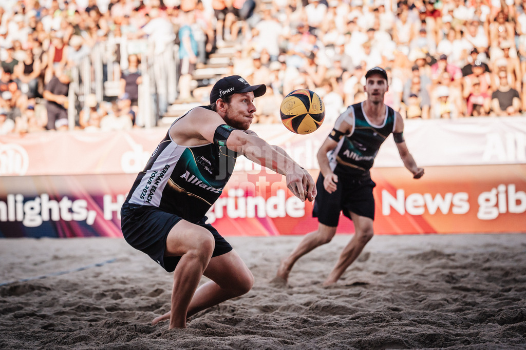 Beachvolleyball | Männer | Deutsche Meisterschaften 2025 Timmendorfer Strand | 06.09.2025 | Nils Ehlers nimmt den Ball an