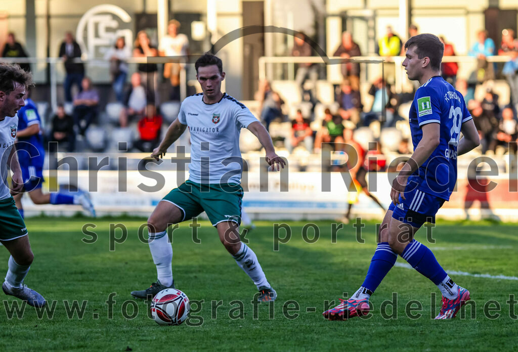 2023-08-01_092_FC_Schwaig_gegen_FC_Deisenhofen | Oberding, Deutschland, 01.08.2023:
Fußball, Toto-Pokal 2023 / 2024, 1. Spieltag, FC Schwaig gegen FC Deisenhofen, Endergebnis: 2:3

Maximilian Buchauer (FC Schwaig, #27), Nikolaos Gkasimpagiazov (FC Deisenhofen, #29)

Foto: Christian Riedel / fotografie-riedel.net