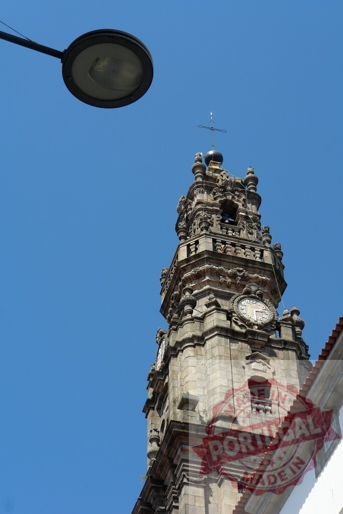 Clérigos Tower baroque architecture landmark in Porto Portugal. Porto - Portugal | Clérigos Tower, historic bell tower with a clock, rising into a clear blue sky - Realisiert mit Pictrs.com